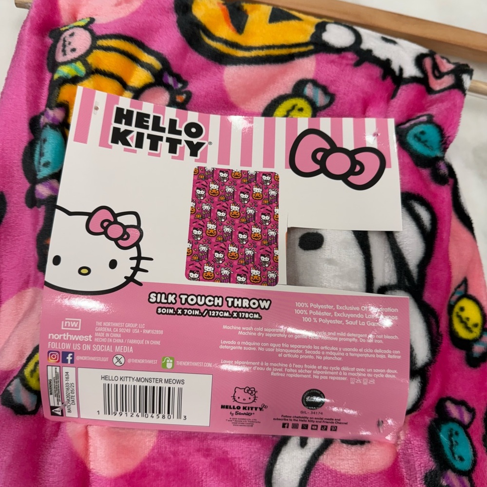 Hello Kitty Pink HALLOWEEN vampire pumpkin Blanket - Picture 2 of 5